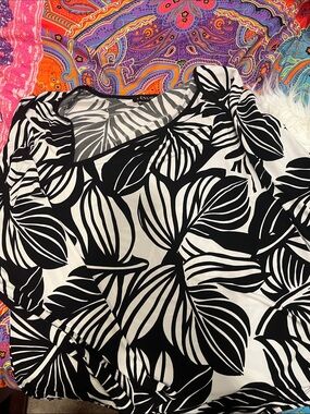 VENUS Black and White Leaf-lightweight long sleeve Top XL